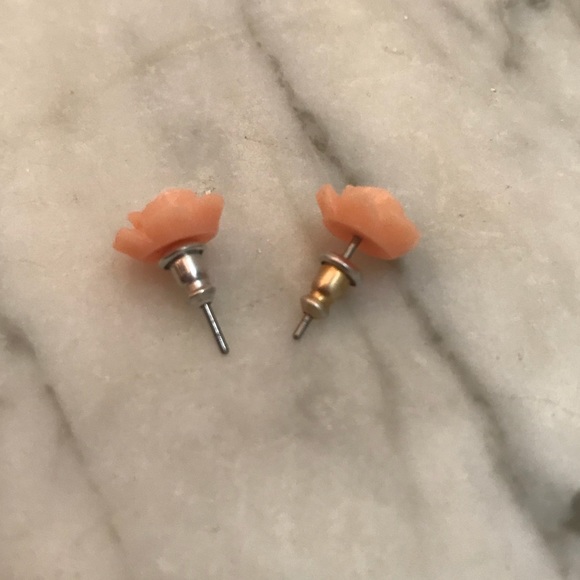 🌸 Peach-Colored Rose Earrings 🌸 - Picture 3 of 3